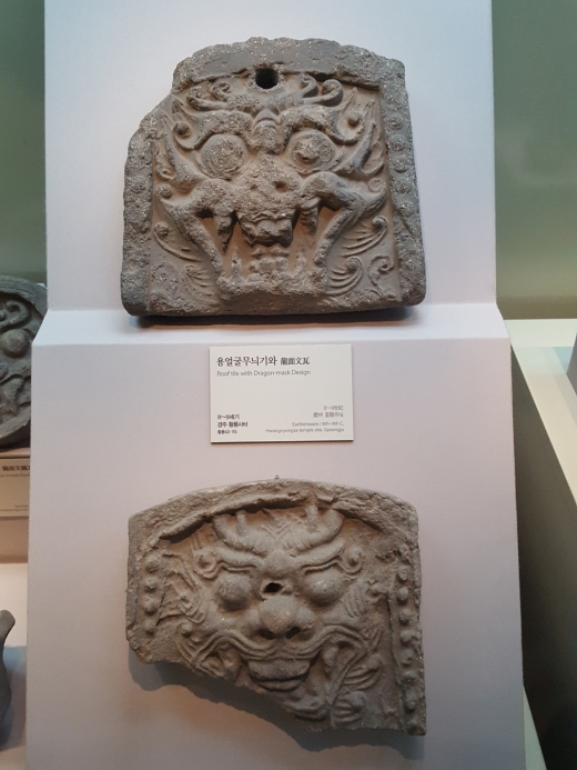 축구 국가대표 응원단 ‘붉은악마’의 원형 디자인으로 볼 수 있는 치우천왕 형태의 용왕무늬기와이다. 이런 용왕무늬기와는 박물관 내에서 흔히 볼 수 있다.