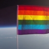 우주에 펄럭인 동성애 상징 ‘레인보우 깃발’