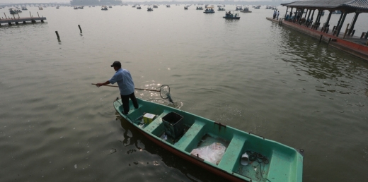 그 넓은 베이징 이허위안에서 고작 8명이 하루 평균 1.2톤의 쓰레기를 치워야 하는 고달픈 노동을 감내해야 한다. (사진=시각중국)