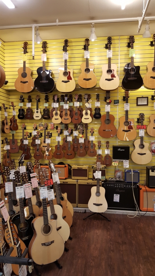 깨끗하게 잘 관리된 기타들. 80,90년대에는 가게에서 직접 기타 교습이 이루어지기도 하였다. 10만원대부터 500만원대까지 기타 가격은 천차만별이다.