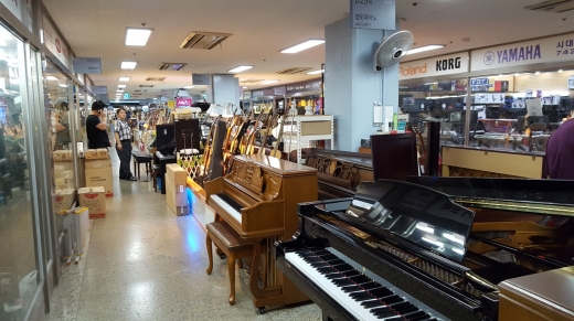 각종 건반악기들도 낙원악기상가에서 만날 수 있다. 직접 피아노 조율부터 수리까지 가능해서 구입후 관리가 이루어질 수 있다는 것도 상가의 장점이다.