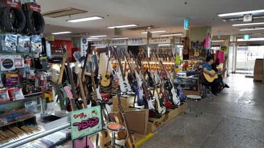 손님이 없을 때면 이렇듯 직접 기타를 치면서 시간을 보내기도 한다. 낙원악기상가에서는 30년이상의 고수들이 많다.