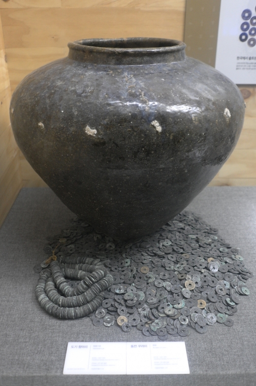 중국 동전 28톤, 즉 갯수로는 800만개가 신안선 바닥에서 발견되었다. 66가지 종류의 동전들은 시기도 다양해서 중국 화폐 역사를 고증하는 중요한 자료들이다.