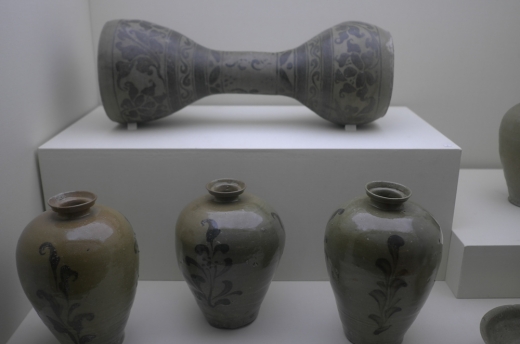 제 1전시실에 있는 청자 모란꽃넝쿨무늬 장고와 자기류. 사진 위쪽에 보이는 청자 모란꽃넝쿨무늬 장고는 고려 11~12세기 경의 작품으로 추정되고 있다.