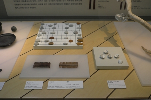 신안선에서 발견된 장기말과 빗, 각종 생활도구들. 수중 문화 유산은 당시 선인들의 삶의 기록을 생생히 전해준다.