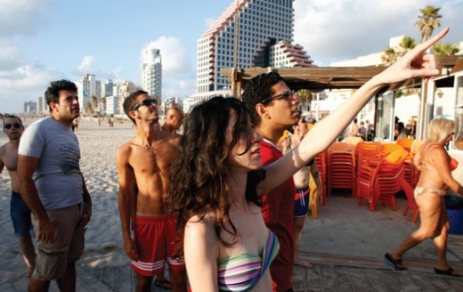 해수욕장에서 미사일 요격 장면을 구경하는 텔아비브 시민들. (사진=이스라엘 국영 방산업체 라파엘 제공)