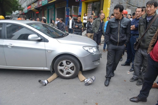 中 청년이 달리는 차 밑에 들어간 이유는? ‘3000위안 줘!’