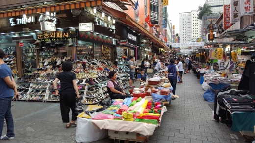 시장 곳곳 점포명에 도깨비라는 표현이 자주 등장한다. 50,60년대 정부가 유통을 금지하였던 사치품들이나 수입물품들이 단속을 피해 매대 위에 등장했다 사라지는 일이 도깨비같았다고 해서 붙여진 이름이다.