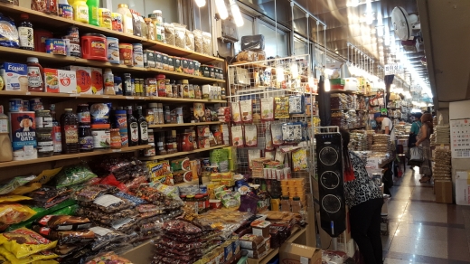 각종 견과류부터 과자류, 생필품 등 남대문 시장 구석구석에는 없는 물건이 없을 정도라는 말이 실감난다. 볼거리로도 한나절은 넉넉히 채울 정도로 전문 상점들은 많다.