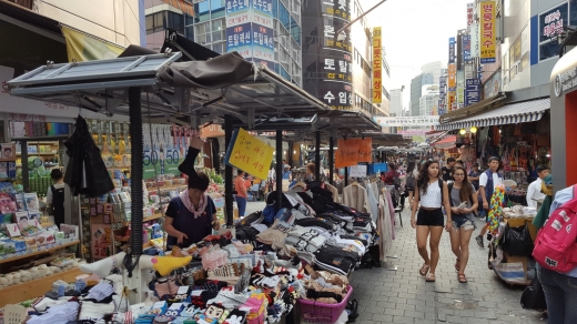 2016년 10월 현재 남대문 시장은 노점 상인들과 점포 상인들의 갈등으로 내홍을 겪고 있다. 투쟁구호 가득한 노점상 사이로 외국인 관광객들이 지나가고 있다.