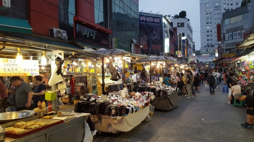 남대문시장의 야시장. 야시장은 전국적으로 전통시장들의 새로운 영업전략으로 자리를 잡았다. 여름에는 오히려 한나절보다 밤에 방문객이 더 많아 야시장의 벌이는 쏠쏠하다.