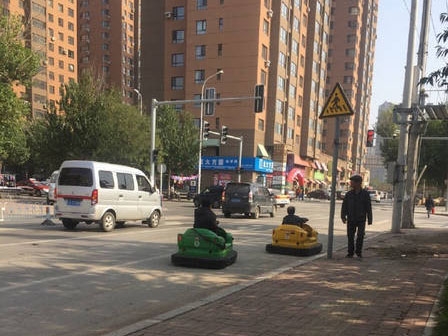 두 사람은 한 쪽 차선 위에서 범퍼카를 유유히 운전하며 달렸다. (사진=동방종합망)