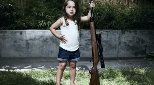 조금 커서는 아예 실제 사격을 하는 아이들도 많다. (사진=브래디 캠페인 캡처)