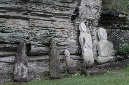 운주사 경내에는 이런 석불군들이 군데군데 있다. 바위너설 안에 모셔져 있는데 이는 야외법당으로 이용되었으리라 추정된다. 
