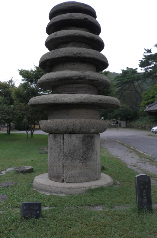 원형다층석탑이다. 이처럼 우아하고 개성적인 아름다운 석탑은 이곳 운주사만이 가지고 있는 최상의 석탑 예술의 특징이다.