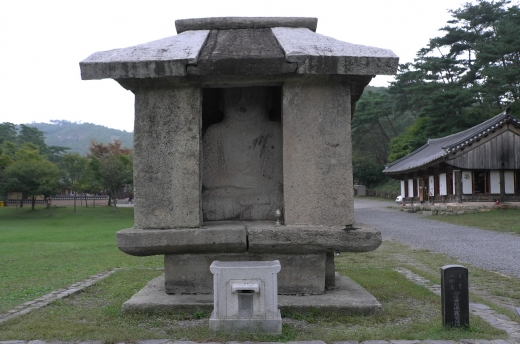 석조불감. 팔작지붕 형태의 돌집으로 그 안에 두분의 석불이 서로 등을 대고 앉아있다. 두분의 불상이 거대한 돌집 안에서 서로 등을 대고 앉아있는 채로 조성된 것은 그 유례를 찾아보기 힘든 일이며 건축학적으로 매우 주목되는 훌륭한 작품이다. 