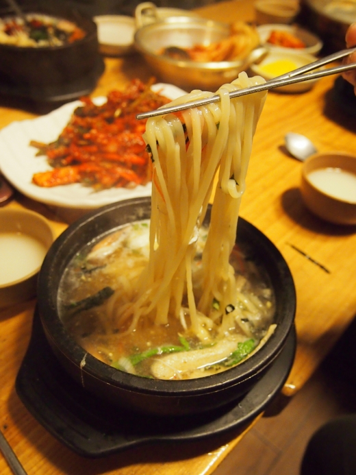 손으로 한껏 치대서 반죽한 뒤 뽑아낸 우동이다. 펄펄 끓는 뚝배기에 담겨 온기는 오래도록 품되 퍼지지 않고 쫄깃한 식감은 그대로 유지한다. 술안주로 삼거나 해장 국거리로 삼아도 되는 아주 편리한 음식이다.