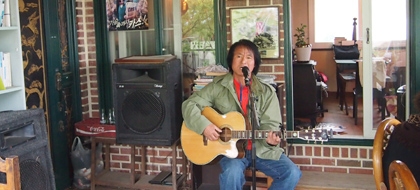 수줍은 듯 시를 쓰고 노래를 부르는 천상 맑디 맑은 이, 김생수 시인이다.