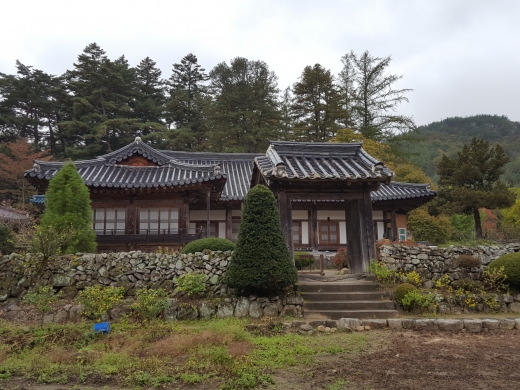 인현왕후가 머물렀을 것으로 추정되는 극락전. 조선 중기 궁궐 양식의 양반가 기왓집 형태로 일상적인 사찰 내의 건물로는 잘 쓰이지는 않는 건축형태다.