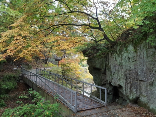 청암사의 가을 풍경. 청암사에서는 군데 군데 계곡 바람 맞은 가을 낙엽들이 소소히 지는 장면을 볼 수 있다. 암벽에는 수많은 사람들의 이름이 어지러히 새겨져 있는데 이중 붉은 글씨 파인 시주자 최송설당의 이름도 확인할 수 있다.