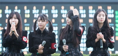 한국의 걸그룹 ‘프리츠’가 2014년 나치의 크로켄하츠 이미지를 차용한 완장을 차고 있는 모습.