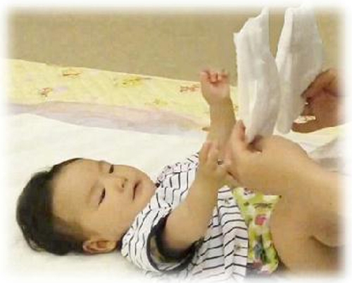 실험에 참가한 아기가 어떤 기저귀를 더 좋아하는지 확인하는 모습.