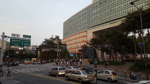 홍익대 정문의 모습. 해질녘 홍대 거리는 기지개를 켜고 일어난다. 원래부터 홍익대는 예술적 성향이 강하여 홍대 미대라는 자부심은 지금도 고유명사처럼 한국에 남아있다.