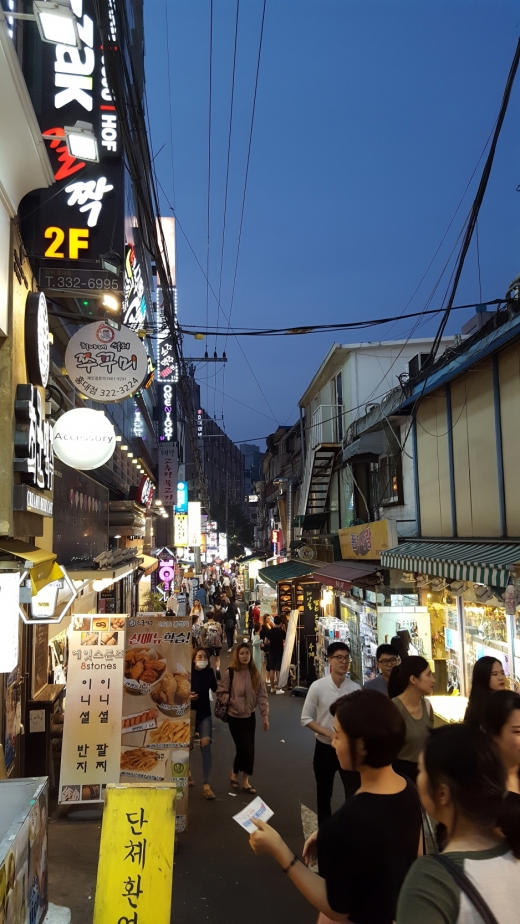 홍대입구역에서 쭉 펼쳐진 뒷골목의 풍경들. 작은 상점들일지라도 월세가 100만원이 넘어가는 금싸라기 상권이다.