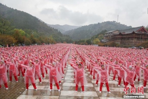 우한 광장무 모습. 빨간 옷에 우비까지 빨간색으로 맞춰 입은 모습이 이채롭다. (사진=중국신문망)