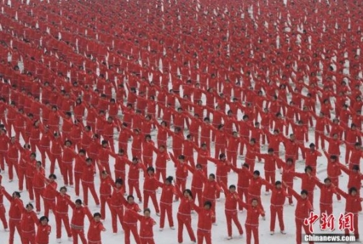 선양에서는 4000여 명의 사람들이 눈밭 위에서 광장무를 추었다. (사진=중국신문망)