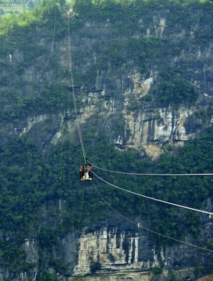 위산촌 사람들은 깎아지른 듯한 절벽에 매달아놓은 한 줄 와이어에 의지해 이웃마을을 오가야 한다. (사진=텅쉰왕)