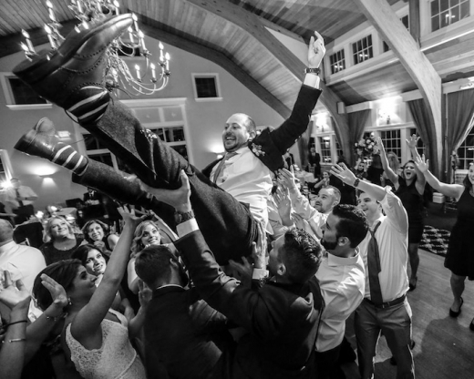 신랑 케빈도 친구와 가족들에게 헹가래를 받으며 미소를 짓고 있다.