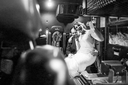 신랑 신부는 소방차 안에서도 기념사진을 찍었다.