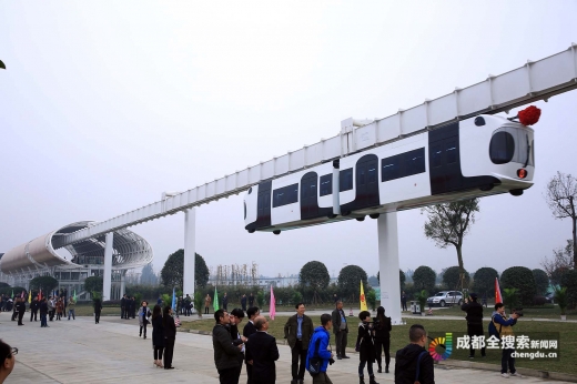 에어트레인 프로젝트 관계자들이 시범운행되고 있는 에어트레인의 모습을 지켜보고 있다. (사진= 청두신원왕)