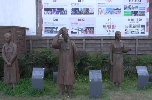 채만식의 소설, 탁류에 나오는 여러 인물들의 모습을 재현해 놓았다. 왼쪽이 비운의 주인공 채봉, 중앙은 정주사, 그리고 오른쪽은 계봉이다.