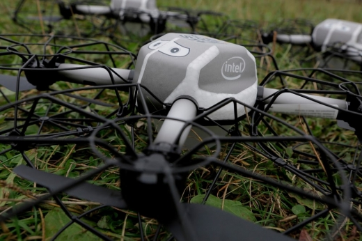 한 사람이 한꺼번에 500대까지 동시에 운용할 수 있는 인텔의 ‘슈팅스타’ (사진=인텔)