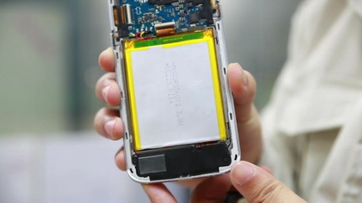 연구원은 해당 스마트폰에서 꺼낸 배터리를 사용한 실험이라는 것을 보여주기 위해 직접 배터리를 꺼냈다.