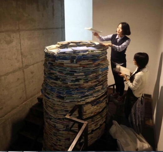 4톤, 1만 여 권의 책들로 쌓아 올린 서적탑이 2층 높이를 넘어섰다 (사진=남방도시보)