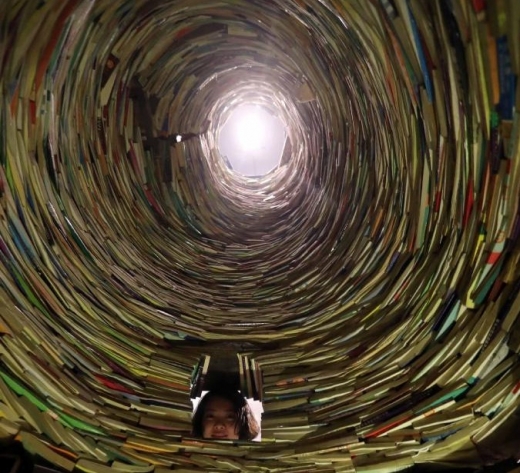 창을 통해 들여다본 서적탑 내부는 ‘책의 소용돌이’가 일고 있는 듯하다 (사진=남방도시보)