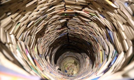 켜켜이 쌓아 올린 서적탑 내부 모습. (사진=남방도시보)