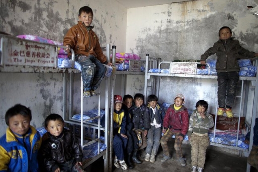 충칭시 완저우구 밍더 초등학교, 교실을 침실로 개조한 유수아동 기숙사 내부 모습. (사진=시각중국)