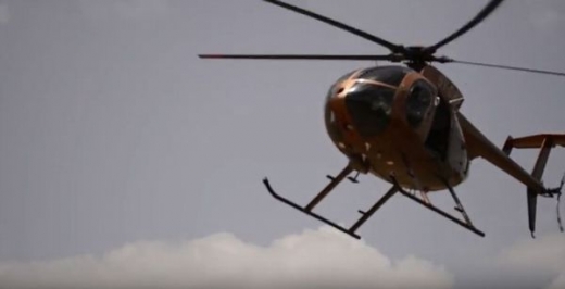 이때 하늘 위에 헬리콥터 한 대가 굉음을 울리며 나타난다.