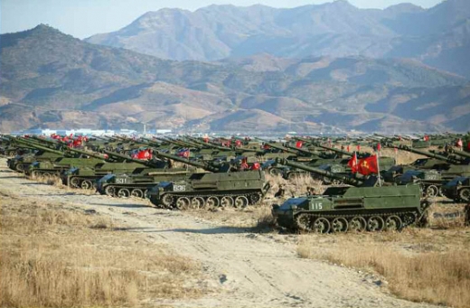 관리 상태가 엉망인 북한군 포병부대 자주포들. (사진=조선중앙통신)