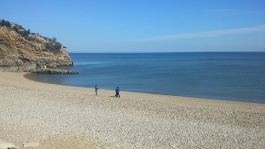 백령도 북서쪽 약 4㎞에 걸친 해안선에 따라 오랜 세월동안 해풍과 비바람에 깎여 만들어진 높이 50여m 내외의 규암절벽은 흡사 거제도 해금강을 연상케 한다.