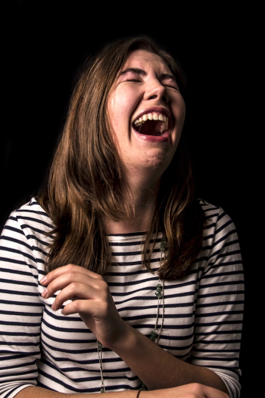 “자신의 ‘베스트 샷’이라 할 수 있는 사진은 많지만, 사실 이런 얼굴로 웃고 찍은 적은 없었다. 다른 사람의 입장에서 처음으로 사진을 찍으니 아무래도 카메라를 의식하던 것에서 정말로 해방된 기분이 될 수 있었다”