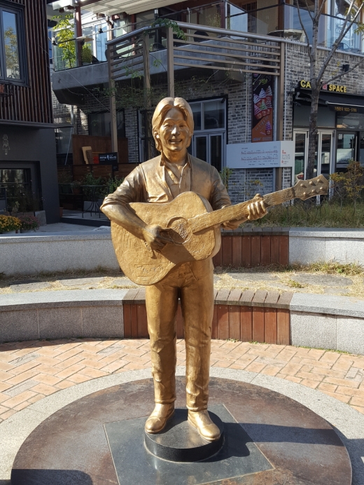 김광석 거리에 있는 김광석 전신상. 대표적인 거리의 포토존으로, 하루 종일 관광객들의 사진 세례를 받는다.