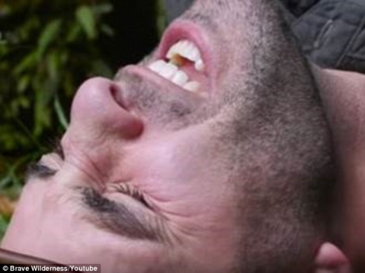 급기야 그는 정글 바닥에 누운채 온몸을 비틀며 괴로워했다.