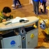 길거리 쓰레기통 책상 삼아 공부하는 中소년 화제
