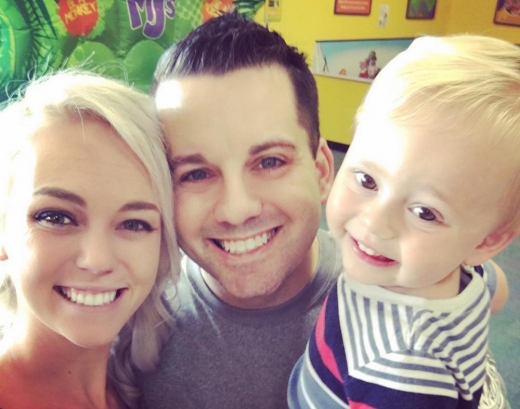 스나이더 경관은 경찰 입문 4년 차 33세라는 젊은 나이에 사랑하는 아내 엘리자베스(25)와 두살배기 아들 말라기를 두고 세상을 떠났다.