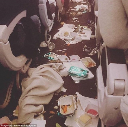 난기류로 엉망이 된 비행기 내부 통로